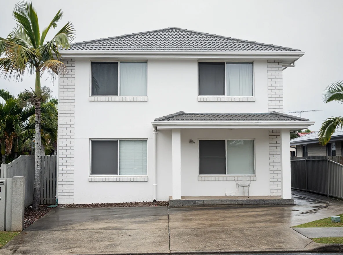 The same Kingscliff rendered home after house washing, the facade bright and clean, mould and salt gone